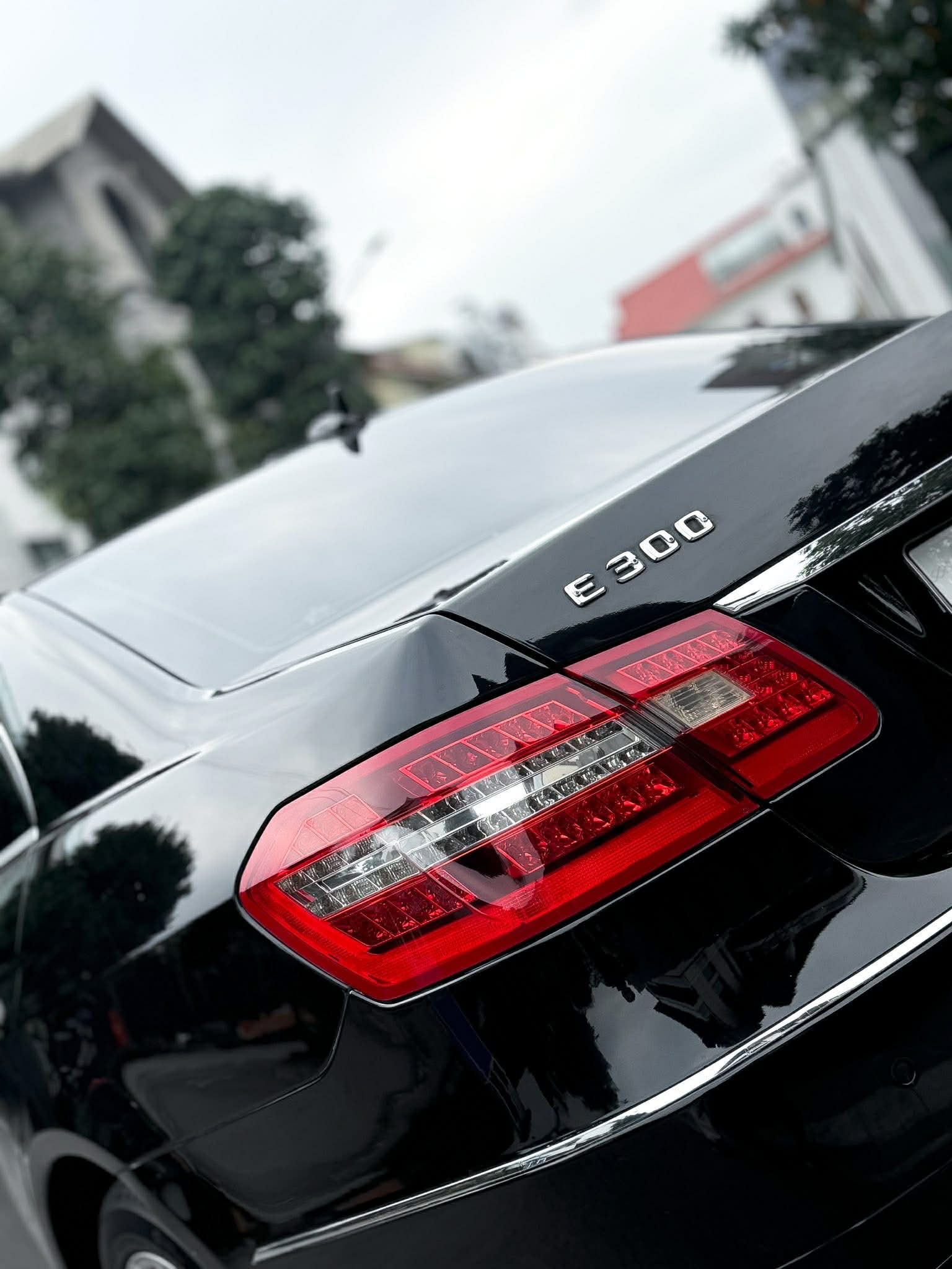 Mercedes E300 2011&nbsp;Đẹp Zin lăn bánh 11&nbsp; vạn km biển hà nội&nbsp;